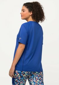 Ulla Popken UV-SCHUTZ 50+ V-AUSSCHNITT HALBARM - Camiseta básica - royal blue