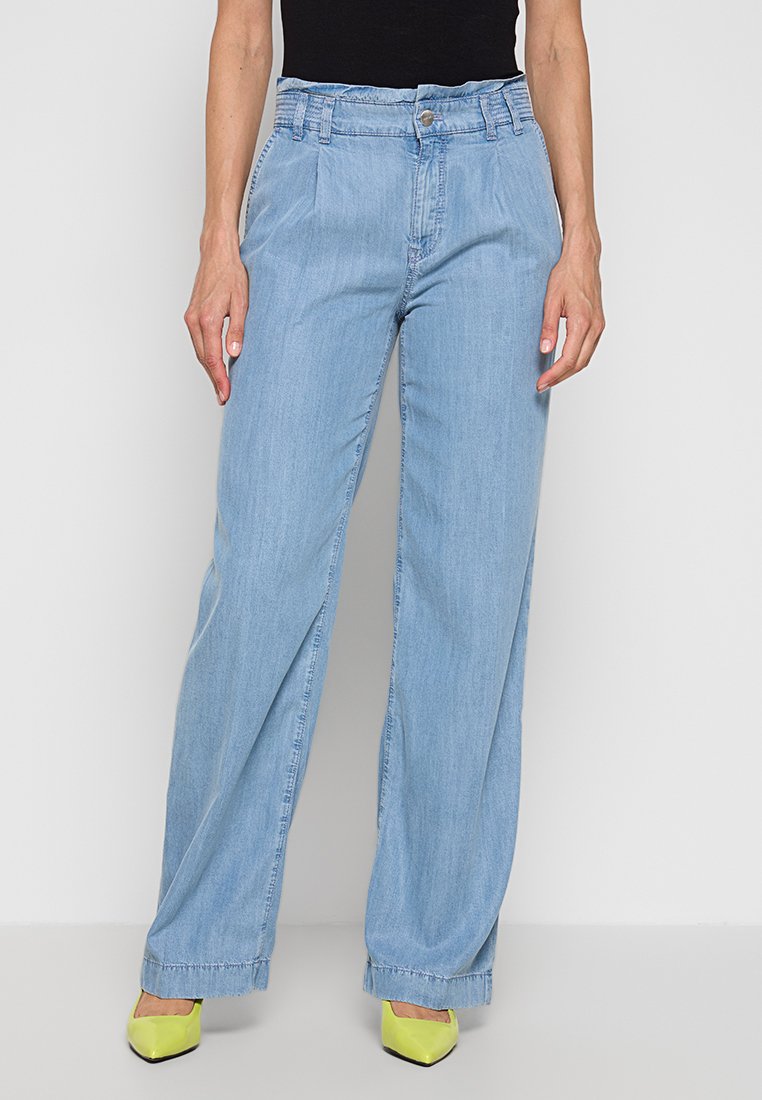 Lichtblauwe wijde jeans met een hoge taille, voorzien van voorplooien, riemlussen en een klassieke knoopsluiting. Gladde denimtextuur.