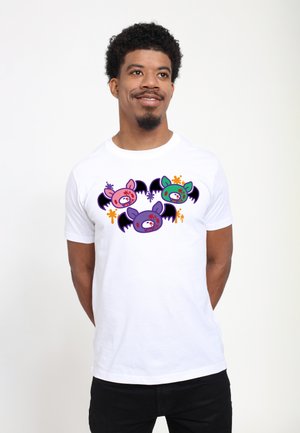 Henry Tiger, GLOOMY BEAR THE NAUGHTY GRIZZLY HALLOWEEN THREE BAT HEADS - T-shirt con stampa - white