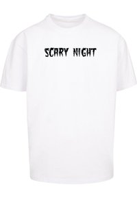 Hvid bomulds-t-shirt med teksten "SKRÆMMENDE NAT" i sort, uhyggelig skrifttype på tværs af brystet. Korte ærmer, løs pasform.