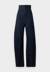 Vysoké tmavé džínsy s širokými nohavicami, s výrazným prešívaním, značnými vreckami a hladkou textúrou.