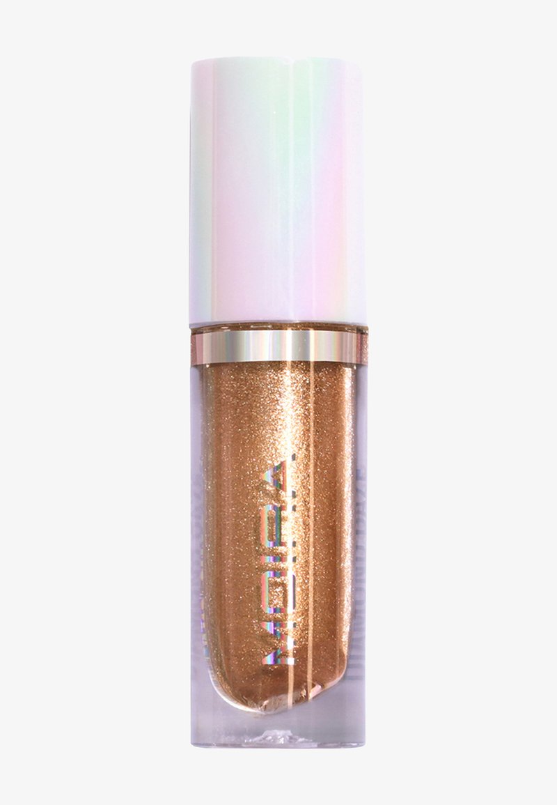 Ombre à paupières liquide dorée brillante dans un tube transparent avec un capuchon blanc irisé et un nom de marque holographique sur le devant.