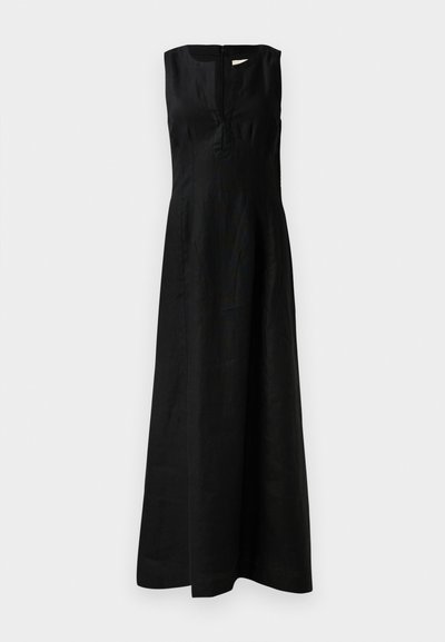 Sort uten ermer med tettsittende overdel og flytende skjørt, med glidelåsdetalj bak og en glatt lintekstur.