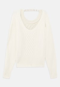 Maglione bianco a maglia con motivi testurizzati, scollatura ampia a girocollo e orlo a coste. Maniche lunghe con dettagli a treccia ben visibili.
