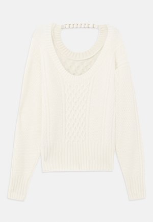 Pull en tricot blanc avec des motifs texturés, col large en scoop et ourlet côtelé. Manches longues avec des détails de tricot en câble visibles.