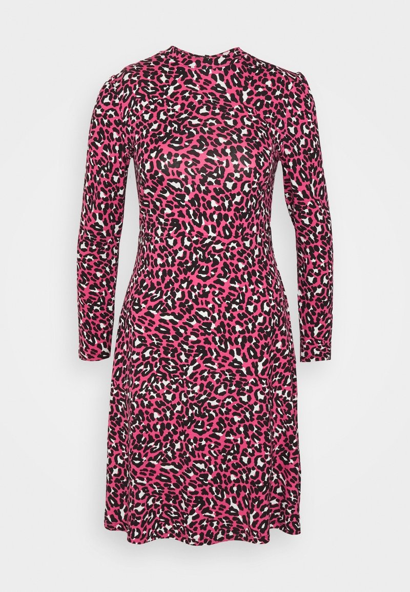 Robe à manches longues, longueur genou, avec un imprimé léopard audacieux rose, noir et blanc et un col rond.
