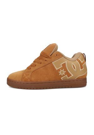 Zapatilla baja de ante marrón con suela gruesa, gran logo de estrella beige en el costado, lengüeta acolchada y cordones, vista desde el lado exterior.