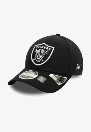 Schwarze Kappe mit dem Raiders-Logo in weißer Stickerei. Hergestellt aus Stoff mit einem gebogenen Schirm, verstellbarem Snapback und verschiedenen Team-Tags.