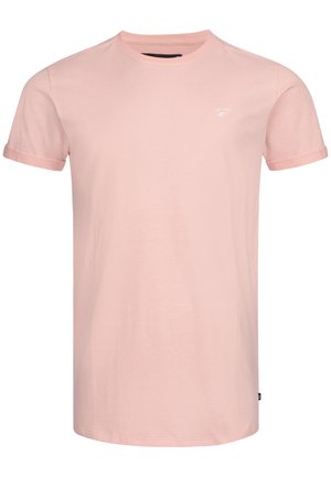 Lichtroze T-shirt met korte mouwen, gemaakt van zacht stof, met een ronde hals en een klein embleem op de linkerkant van de borst. Casual pasvorm met opgerolde mouwen.