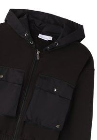Giacca nera con zip e cappuccio, dotata di due tasche frontali con bottoni a scatto e una texture liscia. Il tessuto è una miscela di cotone e materiale sintetico.
