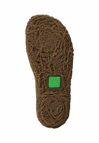 Suela de zapato de goma marrón con un patrón texturizado en forma de palitos; presenta un logo de rana verde en el centro. El diseño ofrece agarre y durabilidad.