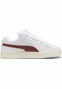 Sneaker bianca low-top con suola color crema textureizzata, banda laterale amaranto, lacci bianchi e collo imbottito, mostrata dal lato esterno.