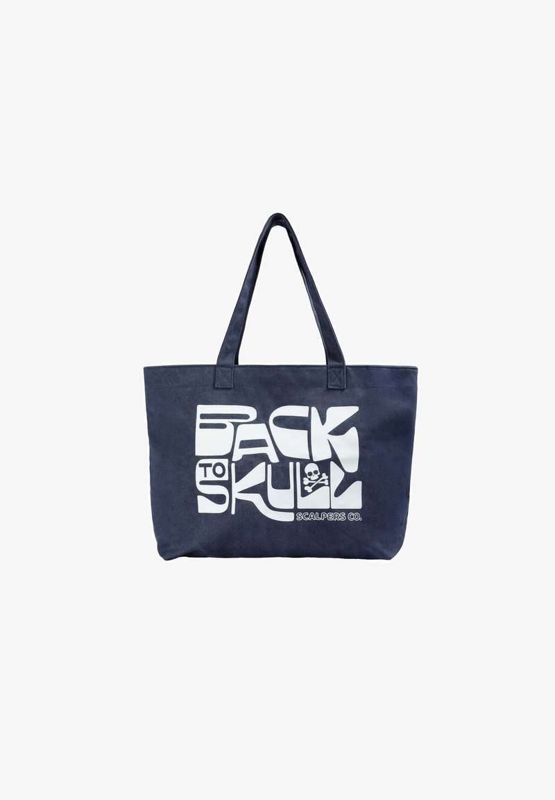 Sac en toile bleu avec du texte blanc indiquant "BACK TO SKULL", doté de deux poignées et d'un design carré.
