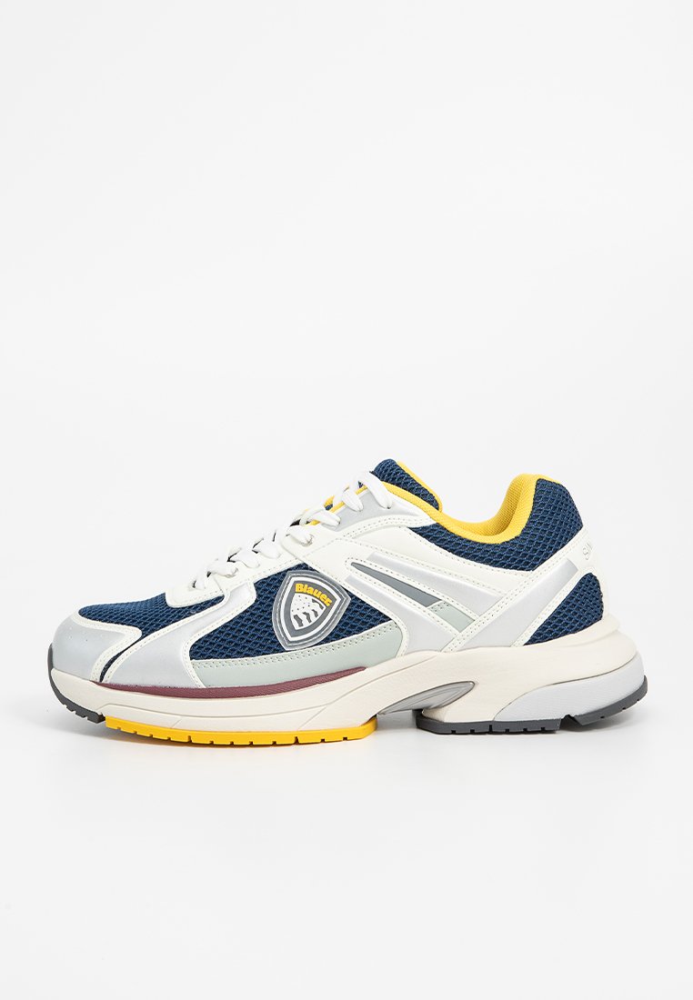 Sneaker a rete blu navy con dettagli bianchi e grigi, caratterizzati da una fodera interna gialla e un logo a motivo sul lato. Suola in gomma spessa.