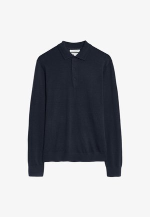 Námořnická polo košile s dlouhým rukávem, vyrobená z bavlněné směsi, má klasický límec, zapínání na tři knoflíky a žebrované manžety a lem.