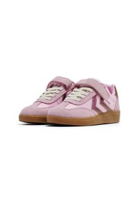 Rosa Wildleder-Sneaker mit brauner Gummisohle, Schnürung vorne und Klettverschluss, ausgestattet mit kontrastierenden Akzenten und strukturierten Paneelen.