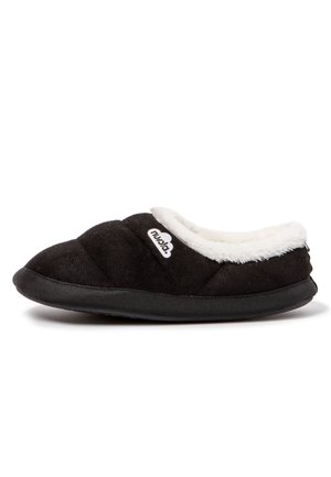 Zapatilla negra sin cordones con forro de forro polar blanco y suela acolchada, con un pequeño logo en el lateral.