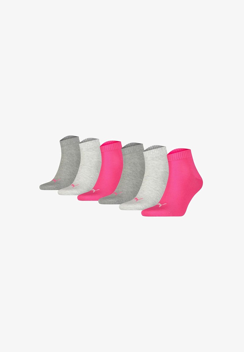 Set aus sechs Knöchelsocken in Grau und Pink. Mit gerippten Bündchen, unterschiedlichen Schattierungen und einem Logo an der Seite. Das Material scheint weich und dehnbar zu sein.