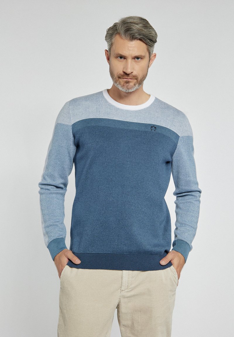 Sweter dziany z gradientowym wzorem w odcieniach niebieskiego, z długimi rękawami, ściągaczami u mankietów i u dołu oraz okrągłym dekoltem z białą lamówką.