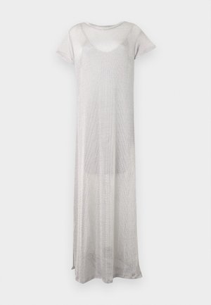 Lungo abito argento realizzato in tessuto trasparente e leggero. Presenta maniche corte e un collo arrotondato. Design semplice e fluido senza motivi.