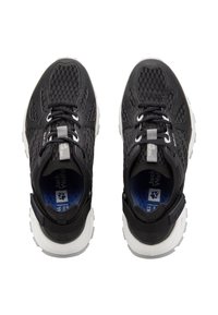 Schwarze Sportschuhe mit einem Obermaterial aus Mesh, weißer Sohle und kontrastierender blauer Innenseite. Merkmale sind Schnürsenkel und ein Markenetikett auf der Zunge.