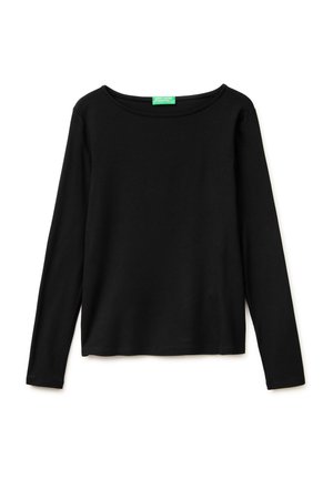 Schwarzes Langarmshirt mit Rundhalsausschnitt und grünem United Colors of Benetton-Label am Kragen, flach auf weißem Hintergrund gelegt.