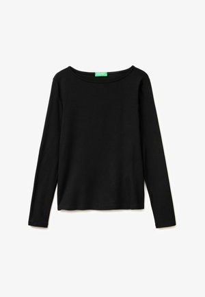 Czarna koszulka z długim rękawem i okrągłym dekoltem z zieloną metką United Colors of Benetton na kołnierzu, położona płasko na białym tle.