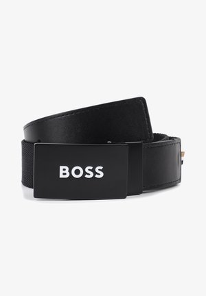 Čierny opasok s obdĺžnikovou prackou, na ktorej je biela nápis "BOSS". Opasok kombinuje kožu a textúrovanú tkaninu.