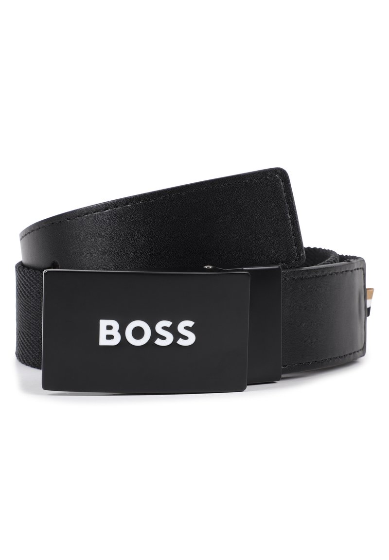 Μαύρη ζώνη με ορθογώνια πόρπη που φέρει τη λέξη «BOSS» σε λευκό χρώμα. Η ζώνη συνδυάζει δέρμα και υφασμάτινη υφή.