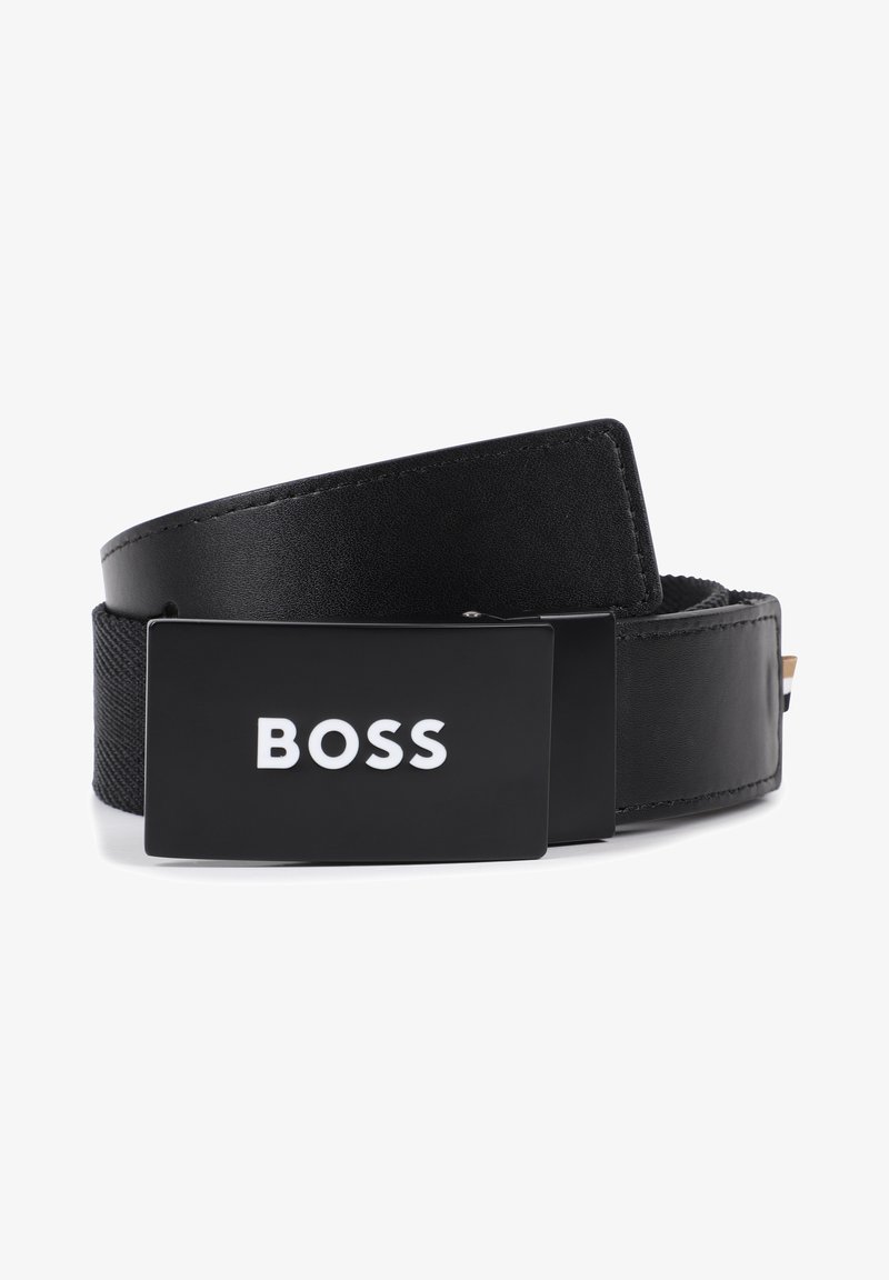 Μαύρη ζώνη με ορθογώνια πόρπη που φέρει τη λέξη «BOSS» σε λευκό χρώμα. Η ζώνη συνδυάζει δέρμα και υφασμάτινη υφή.