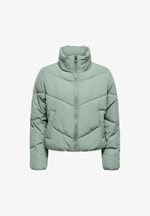 Lichtgroene, kortere pufferjack met hoge kraag. Heeft een ritssluiting aan de voorkant, een chevron-quiltingpatroon en lange, iets opgeblazen mouwen.