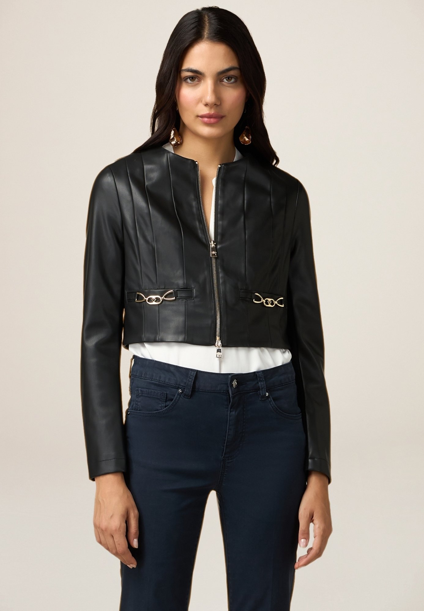 Oltre CORTA CON DETTAGLIO CATENE Giacca in similpelle nero