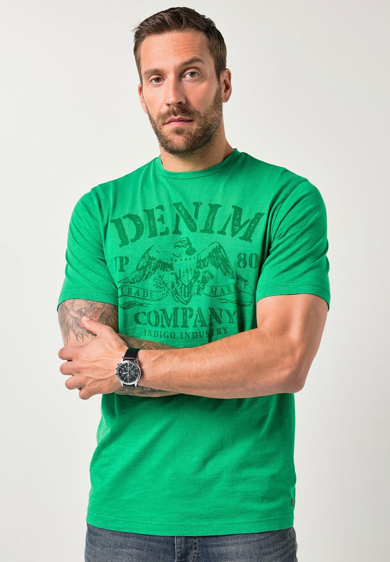 Groen T-shirt met korte mouwen met een voorkantgrafiek van "DENIM" en een arendontwerp. Gemaakt van zacht katoen met een ronde hals en een ontspannen pasvorm.
