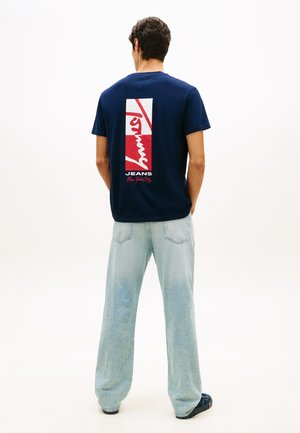 - T-shirt z nadrukiem