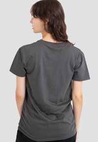 Graues Baumwoll-T-Shirt mit klassischem Rundhalsausschnitt und kurzen Ärmeln. Der Stoff wirkt glatt mit minimalen Nähdetails an den Nähten.