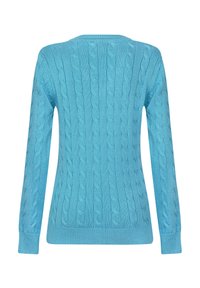 Hellblauer, kabelgestrickter Pullover mit Rundhalsausschnitt, langen Ärmeln sowie gerippten Bündchen und Saum. Ein strukturiertes Muster zieht sich über das gesamte Kleidungsstück.