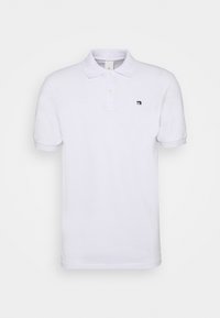 Weißes Poloshirt aus Baumwolle, mit Kragen, kurzen Ärmeln und einem kleinen gestickten Logo auf der linken Brust. Glatte Textur.