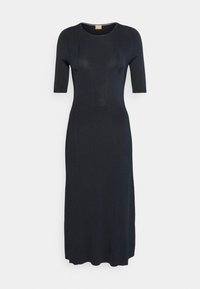 Robe en tricot bleu marine avec un corsage ajusté, des manches courtes et une silhouette droite. Présente une texture côtelée et un col rond.