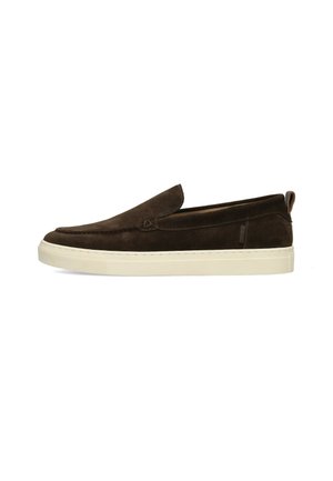 Brauner Wildleder-Slip-On-Schuh mit Steppnaht und weißer Gummisohle, seitlich betrachtet.