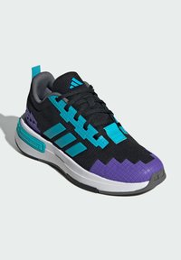 Čierna športová obuv s textúrovaným zvrškom, s tyrkysovými a fialovými akcentmi, trojpruhovým dizajnom a gumovou podrážkou.