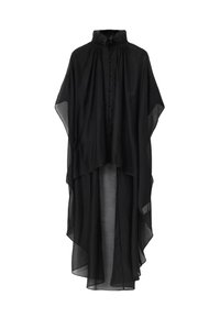 Czarna przezroczysta peleryna z wysoką szyją, zapinana na guziki z asymetrycznym, warstwowym dołem, prezentowana na białym tle.