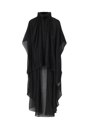Cape noire transparente à col montant avec boutons sur le devant et ourlet asymétrique à couches, présentée sur un fond blanc.