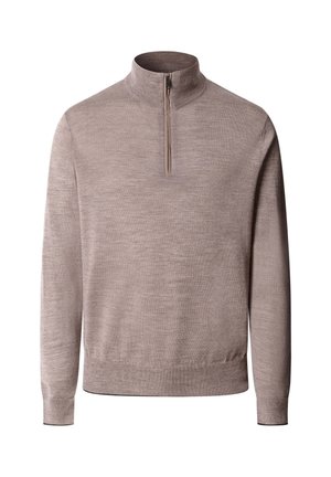 Sweter z pulowerem, jasnobrązowy, wysoki kołnierz z półzamkiem, długie rękawy, ściągacze na mankietach i na dole, miękka tekstura, brak widocznych wzorów.