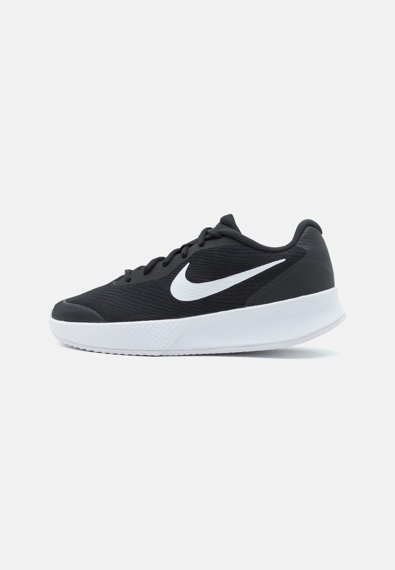 Crne atletske tenisice sa teksturiranim gornjim dijelom, bijelim Nike logotipom, ravnim vezicama i bijelom gumiranom potplatom s uzorkom.