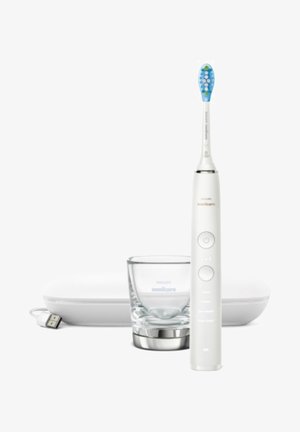 Sonicare elektrische Zahnbürste mit blauen Borsten, weißem Griff und Knopfbedienung, zusammen mit einem Glasbecher und einem weißen Ladegehäuse.