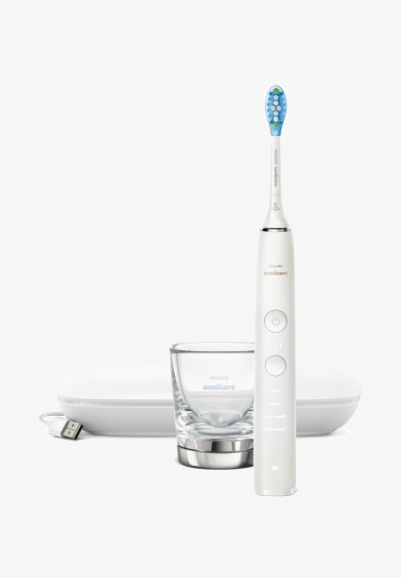 Spazzolino elettrico Sonicare con setole blu, manico bianco e interfaccia a pulsante, insieme a un bicchiere e a una custodia di ricarica bianca.