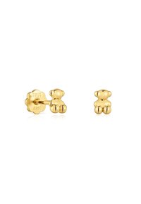 Pendientes de botón en forma de osito de peluche dorado con un acabado pulido. Presentan un pequeño respaldo en forma de flor con detalles grabados.