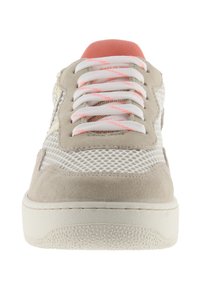 Sneaker in suede grigio chiaro con pannelli in rete, dettagli bianchi e rosa, lacci prominenti, suola in gomma testurizzata e fori per la traspirabilità.