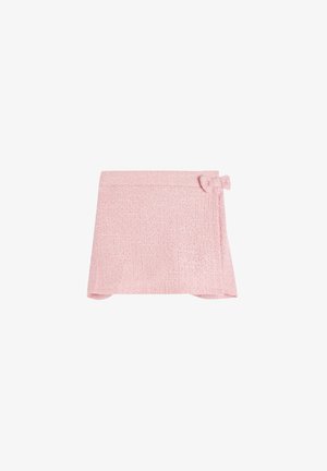 Roze wikkelrok van een textielstructuur, met een strikdetail in de taille en een uitlopend ontwerp, dat boven de knie eindigt.
