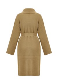 Khaki sweter z paskiem, z karczkiem i dużymi rękawami, prezentujący teksturowane wykończenie.